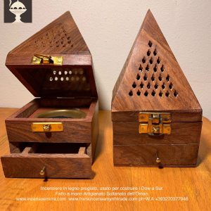 Incensiere a piramide in legno intarsiato con bruciatore in metallo artigianato dell’Oman.